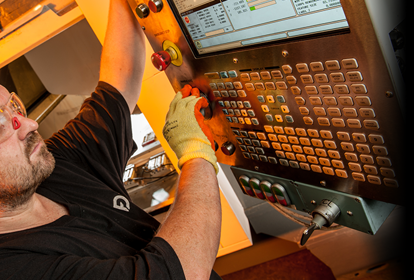 Hero banner - Engineer setting up a machine for production at Fabricon